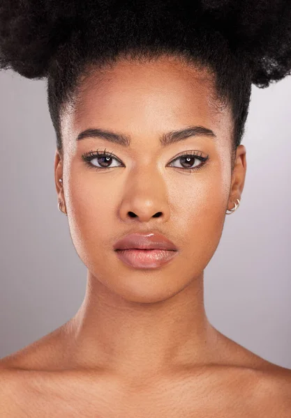 具有自信 白色背景和化妆品的黑人妇女的瘦长 美丽和肖像 皮肤和自然妆容 非洲健康皮肤和健康工作室模式 — 图库照片