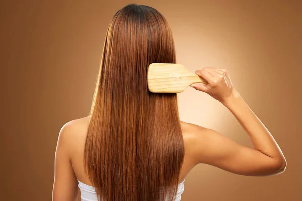 头发的背面 刷子和女性在工作室里的美丽 健康和角蛋白治疗的褐色背景 美发师的造型 美发厅和女孩为长发 发质或化妆品刷发型 — 图库照片