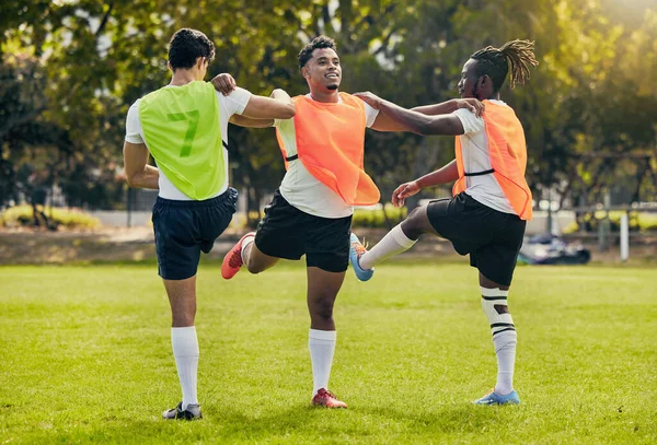 Spor Adamları Antrenman Açık Hava Ragbisi Çimen Sahasında Bacakları Isınan — Stok fotoğraf