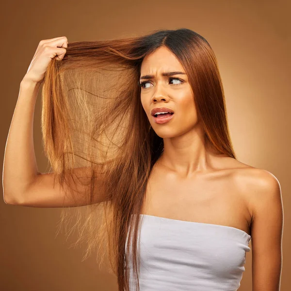 问题和工作室里的女人对脱发 分叉或在褐色背景下受损感到沮丧 发型师 危机模特儿 结结巴巴 乱糟糟的 对沙龙的结果很恼怒 — 图库照片