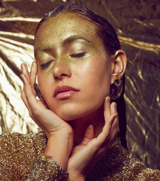 Ouro Modelo Mulher Brilho Beleza Uma Fêmea Com Maquiagem Brilho — Fotografia de Stock