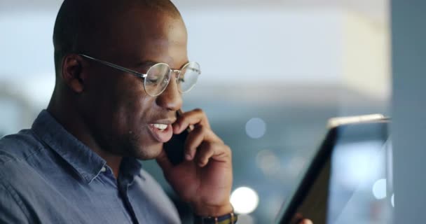 Τηλέφωνο Επικοινωνία Και Επιχείρηση Μαύρος Άντρας Μιλάει Στο Tablet Για — Αρχείο Βίντεο