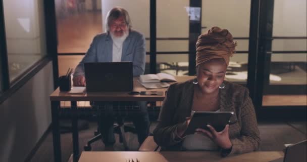 Бізнес Планшет Чорна Жінка Офісі Нічному Онлайн Розкладі Штаб Афроамериканська — стокове відео