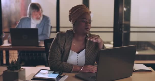 Бізнес Стрес Чорна Жінка Офісі Ніч Перепрацювала Афроамериканська Жінка Співробітник — стокове відео