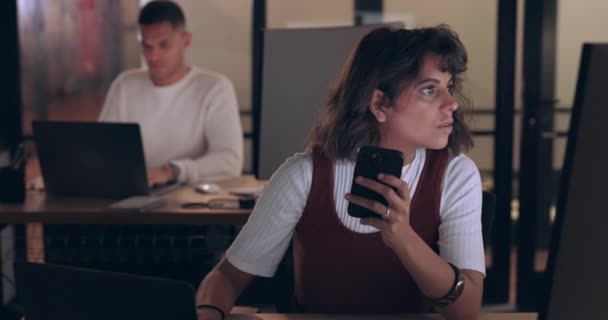 Бізнес Жінка Втомився Від Смартфона Вночі Або Читання Онлайн Робочому — стокове відео