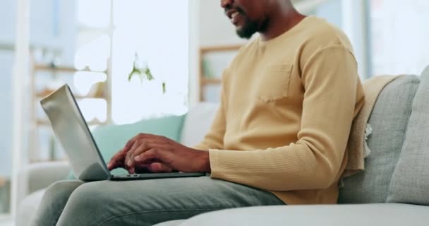 Digitação Teclado Laptop Mãos Homem Sofá Trabalhando Relatório Line Pesquisa — Vídeo de Stock