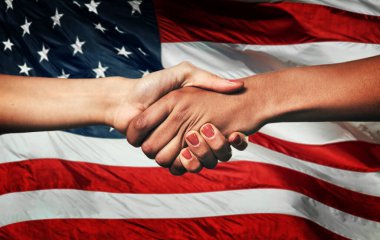 El sıkışma, ortaklık ve Amerika 'da bayraklı insanlar siyasi anlaşma, işbirliği ve ittifak için. Seçim, destek ve Amerikan kadınları demokrasi, işbirliği ve müzakere için el sıkışıyor.