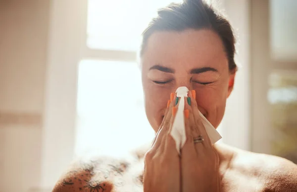Start Day Clear Note Attractive Young Woman Blowing Her Nose — Stock Photo, Image