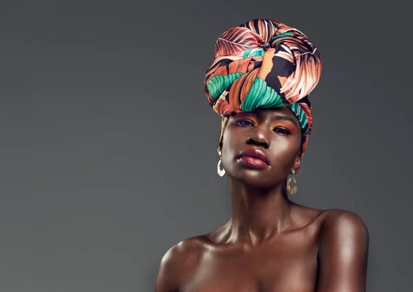 风格说了很多 一个穿着传统的非洲头巾 背景灰暗的年轻漂亮女子的演播室照片 — 图库照片