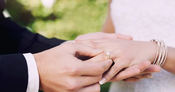 戴上这个作为我们爱情的象征 在他们结婚的那天 一个无法辨认的新郎把一枚戒指滑落在新娘的手上 — 图库照片