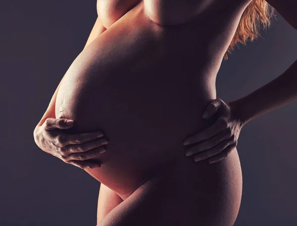 Zwangere Vrouw Naakt Studio Met Hand Maag Esthetische Donkere Achtergrond — Stockfoto