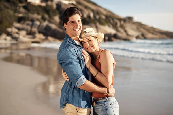愛の中にいることは素晴らしい気分です 中年の夫婦がビーチで一日を過ごし — ストック写真