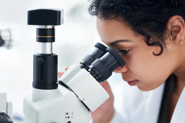 Jest Interesujące Młoda Kobieta Naukowiec Pomocą Mikroskopu Laboratorium — Zdjęcie stockowe