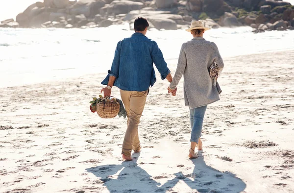 太阳放好了 情人也放好了一对中年夫妇在海滩消磨时光 — 图库照片