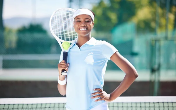 Tennis Porträt Und Lächeln Einer Schwarzen Frau Auf Dem Court — Stockfoto