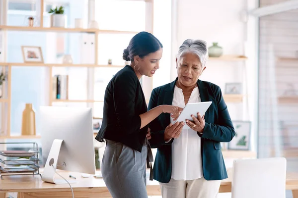 Ihre Wichtigsten Ressourcen Werden Alle Online Gespeichert Zwei Geschäftsfrauen Arbeiten — Stockfoto