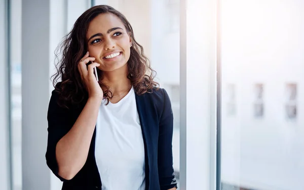 Jag Ringer Några Viktiga Kunder Ung Affärskvinna Som Pratar Mobiltelefon — Stockfoto
