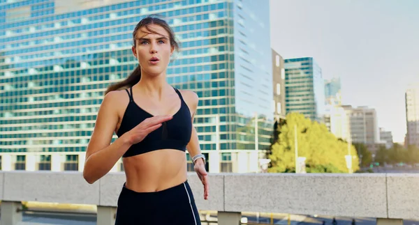 Calorieverbrandende Workouts Vereisen Cardio Een Jonge Vrouw Gaat Hardlopen Stad — Stockfoto