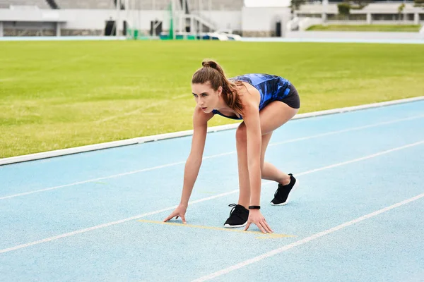 Başlamaya Hazırız Çekici Genç Bir Bayan Sporcunun Uzun Mesafe Çekimi — Stok fotoğraf