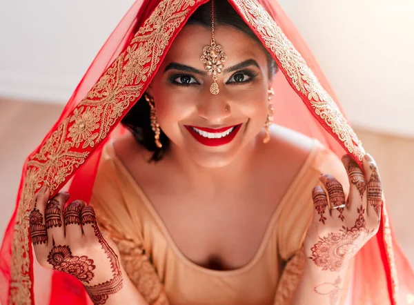 Indiano Você Garota Com Camisole De Veludo Vermelho E Desajeitada Com Pose  E Expressão Elegantes Foto de Stock - Imagem de branco, mulher: 166587742