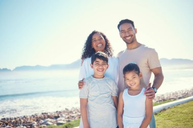 Mutlu, gülümseyen ve plajda tatil, kaynaşma ve yaz tatili için aile portresi. Tatil gezisi, seyahat ve çocuklarla birlikte deniz kenarında pozitif, sevgi dolu ve kaliteli zaman geçirmek için.