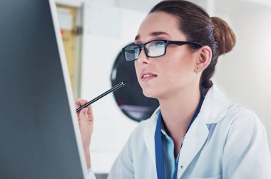 Burada kesinlikle bir iş üstündeyim. Odaklanmış genç bir kadın bilim adamı gün boyunca laboratuvarın içinde bir bilgisayar üzerinde çalışıyor.