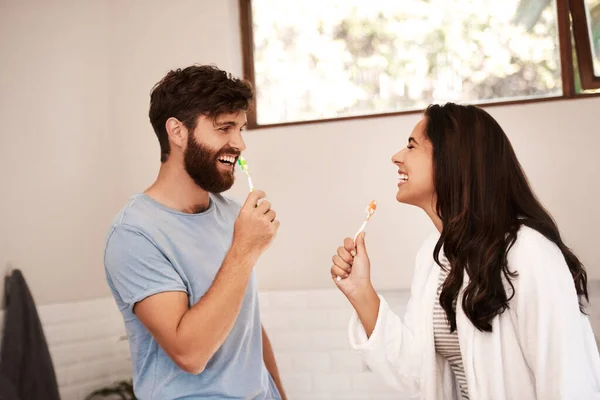 Turning Morning Time Quality Time Happy Young Couple Brushing Teeth — Stock Photo, Image