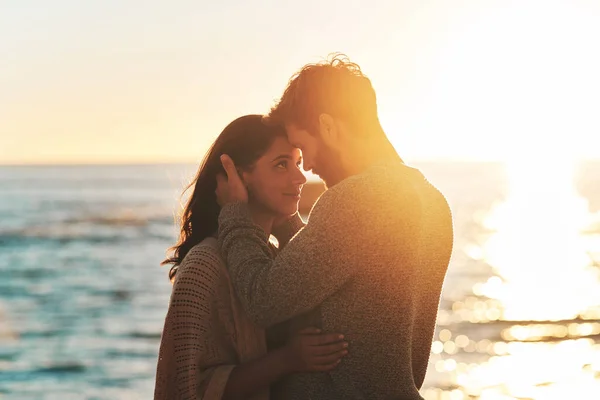 没有什么比和你在一起更幸福的了 一对年轻夫妇在夕阳西下的海滩上分享着一段温馨的时光 — 图库照片