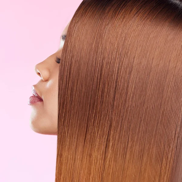 Красота Волосы Профиль Черной Женщины Изолированы Студии Розовым Фоном Рекламы — стоковое фото