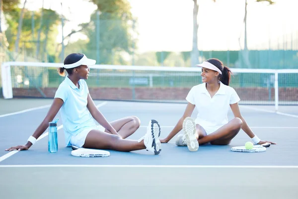 Travail Équipe Tennis Femmes Noires Parlent Sur Terrain Après Match — Photo