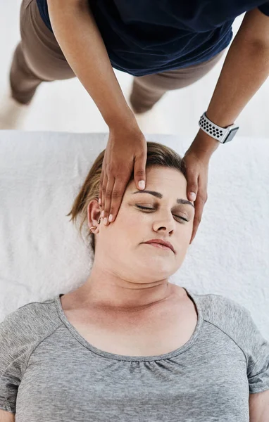 Adiós Dolor Tensión Una Mujer Madura Recibiendo Tratamiento Cabeza Cuello — Foto de Stock