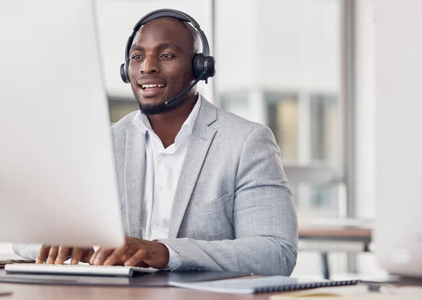 Call Center Man Computer Voor Het Typen Met Glimlach Lezen — Stockfoto