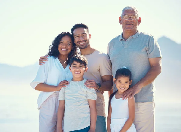 Familie Portret Glimlach Met Generaties Liefde Reizen Relatie Met Grootvader — Stockfoto
