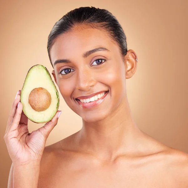 Portret Huidverzorging Avocado Met Een Modelvrouw Studio Een Bruine Achtergrond — Stockfoto