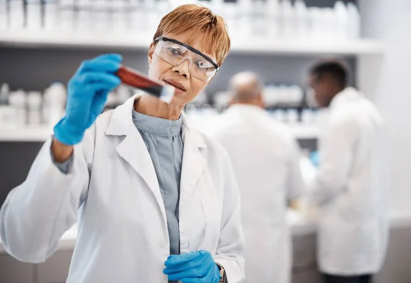 Blut Wissenschaft Und Wissenschaftlerin Labor Mit Probe Für Forschung Medizinische — Stockfoto
