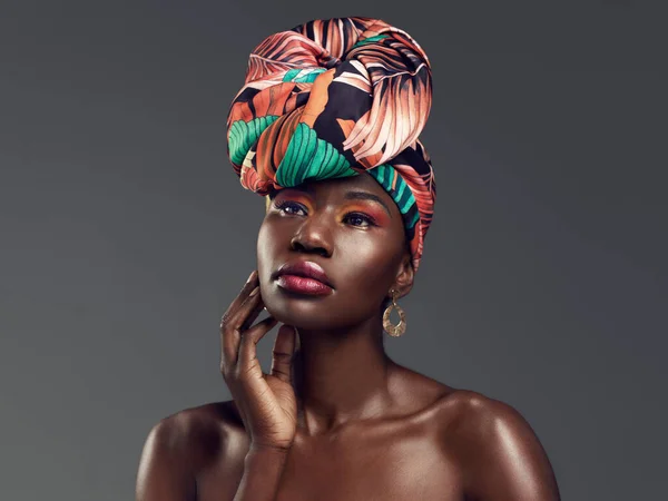提供一些严肃的风格灵感 一个穿着传统的非洲头巾 背景灰暗的年轻漂亮女子的演播室照片 — 图库照片