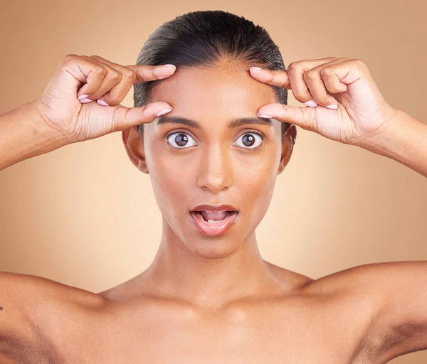 Belleza Retrato Sorpresa Arrugas Frente Mujer Con Una Cara Compresión — Foto de Stock