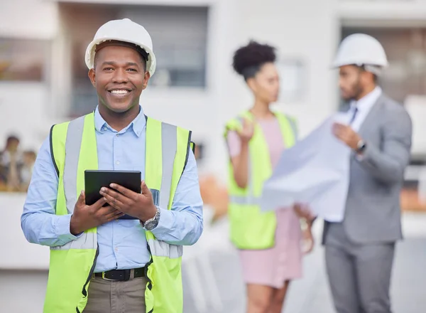 Engineer Portret Tablet Glimlach Van Zwarte Man Bouwplaats Voor Ontwikkeling — Stockfoto