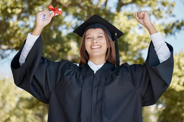 Успіх Випуск Портрет Жінки Дипломом Про Закінчення Університету Досягнення Схвильовані — стокове фото