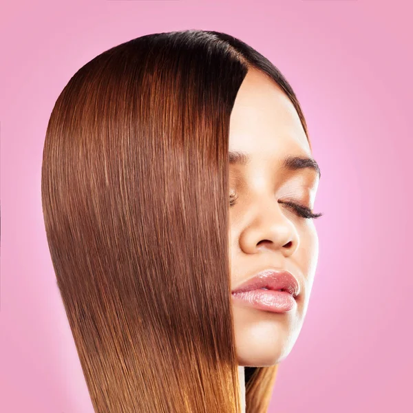 黑人妇女的美丽 头发和脸庞 闭着眼睛 被隔离在粉红背景的工作室里做沙龙广告 生长产品促销模型上的美发 理发和巴西发型 — 图库照片