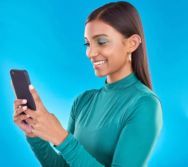 Vrouw Glimlach Typen Telefoon Studio Voor Communicatie Sociale Media Mobiele — Stockfoto