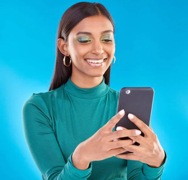Mutlu Kadın Telefonda Iletişim Sosyal Medya Mobil Uygulama Için Gülümse — Stok fotoğraf