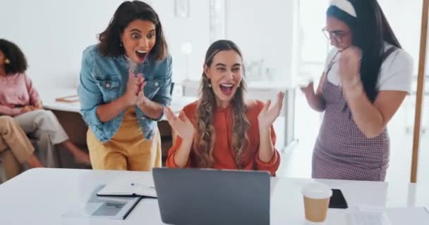 Ноутбук Успех Женщины Дай Пять Работе Праздновании Целей Цифрового Маркетинга — стоковое видео