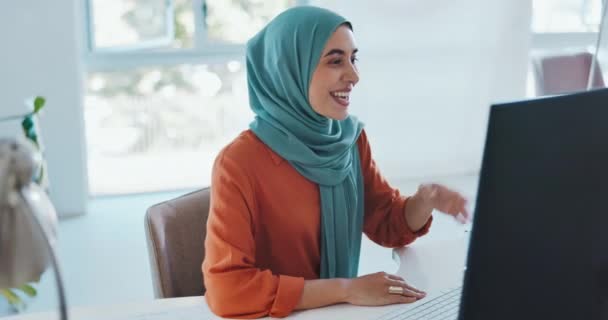 Femme Musulmane Entreprise Vague Appel Vidéo Avec Ordinateur Sourire Communication — Video