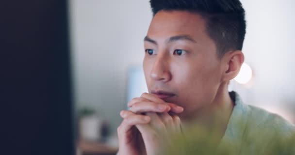 コンピュータ 企業の電子メール 職場でのオンラインコミュニケーションに関するアイデアを持つ思考 アジアの男性 Seo ウェブサイトやビジネスマンは職場で技術とウェブ上のプロジェクトを計画します — ストック動画