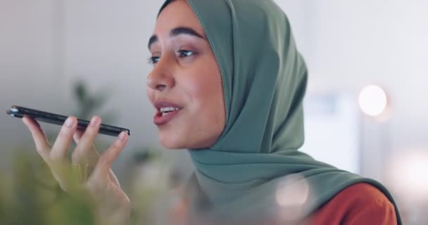 Wanita Islam Panggilan Telepon Dan Berbicara Kantor Untuk Komunikasi Internet — Stok Video