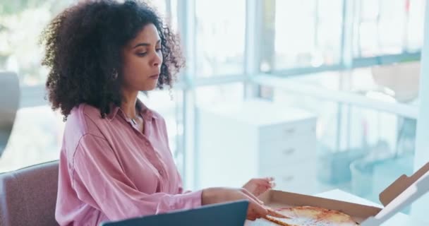 Wanita Bisnis Pizza Dan Makan Kantor Makan Siang Dengan Makanan — Stok Video