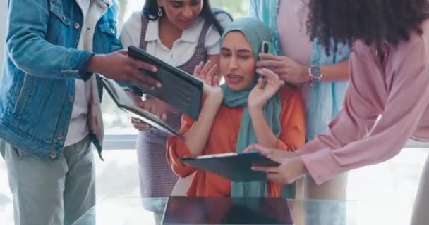 文件和穆斯林妇女在电话 公司签署和管理压力 混乱和伊斯兰员工一边在手机上聊天 一边在批准文件上签字 — 图库视频影像