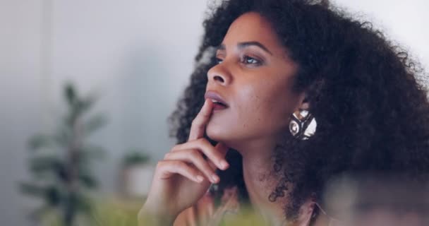 Korporacyjna Czarna Kobieta Myśląca Pisząca Przez Komputer Dla Strategii Marketingowej — Wideo stockowe