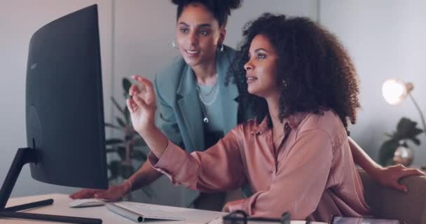 コンピュータ 黒人女性またはマネージャーのコーチング トレーニング またはオフィスデスクでの指導で従業員を助ける リーダーシップ コラボレーション デジタルマーケティングに関する質問や発言を持つ労働者 — ストック動画